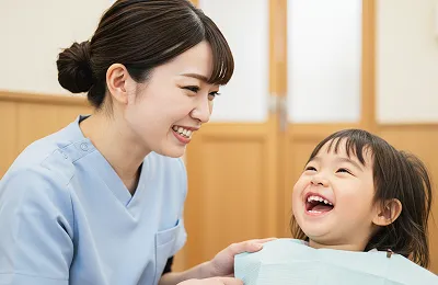 看護師と子供の笑顔