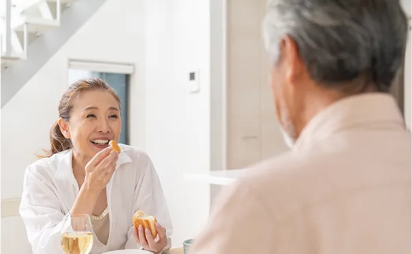 イメージ:年齢を重ねても自分の歯で食べられる